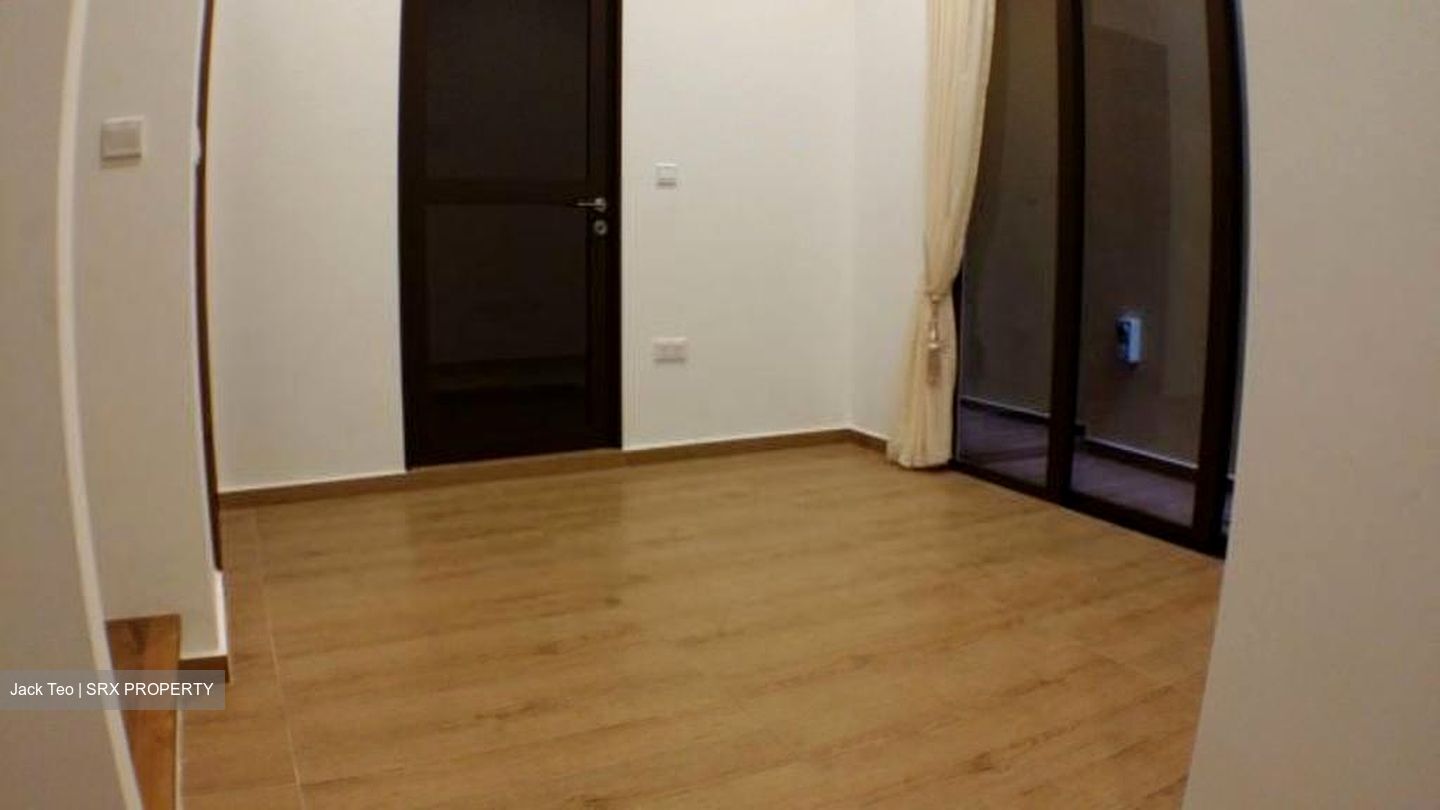 Holland Link (D10), Terrace #396009061